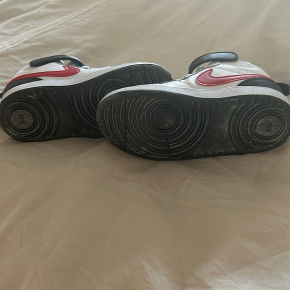 Child Nike high tops  size 10 - Picture 3 of 4